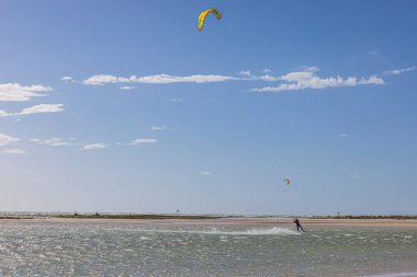 Fırtınalı hava ve gün ışığında Florida 'da uçurtmacıların resmi