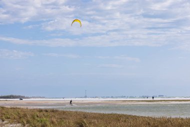 Fırtınalı hava ve gün ışığında Florida 'da uçurtmacıların resmi