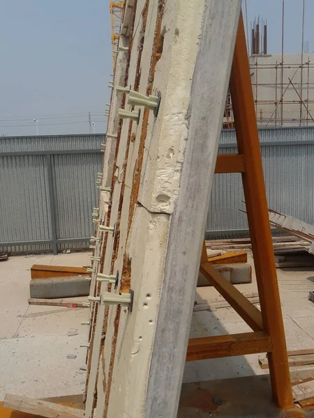 Fachada de concreto pré-moldado com isolamento armazenado em um rack de transporte — Fotografia de Stock