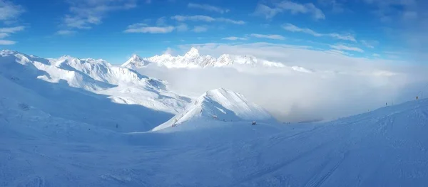 Panoramic view over snowy ski resort in Austrian Alps during daytime — Fotografia de Stock