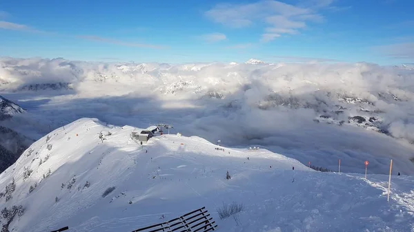 Panoramic view over snowy ski resort in Austrian Alps during daytime — Foto Stock