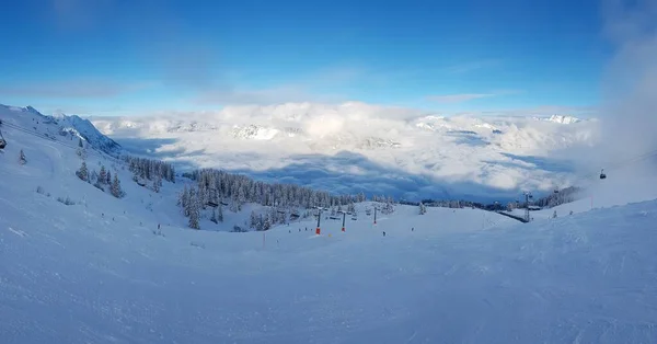 Panoramic view over snowy ski resort in Austrian Alps during daytime — Stock Photo, Image