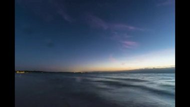 Hızlı hareket eden bulutlarla gün doğumunun insansız hava aracı videosu.