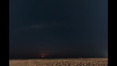 Meksika Körfezi 'nde yükselen dolunayın hızlandırılmış videosu.