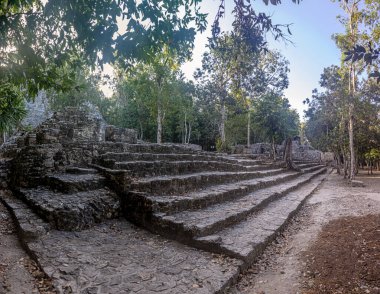 Yucatan Yarımadası 'ndaki Meksika İnka şehri Coba' da gün ışığında tarihi bir piramidin resmi.