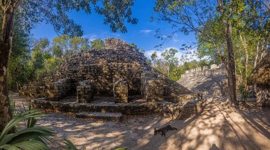 Yucatan Yarımadası 'ndaki Meksika İnka şehri Coba' da gün ışığında tarihi bir piramidin resmi.