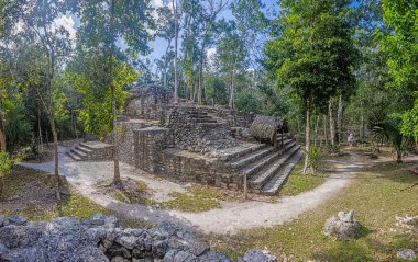 Yucatan Yarımadası 'ndaki Meksika İnka şehri Coba' da gün ışığında tarihi bir piramidin resmi.