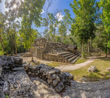 Yucatan Yarımadası 'ndaki Meksika İnka şehri Coba' da gün ışığında tarihi bir piramidin resmi.
