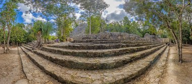 Yucatan Yarımadası 'ndaki Meksika İnka şehri Coba' da gün ışığında tarihi bir piramidin resmi.