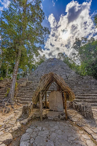 Yucatan Yarımadası 'ndaki Meksika İnka şehri Coba' da gün ışığında tarihi bir piramidin resmi.