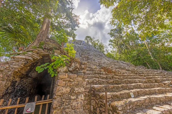 图为日照下尤卡坦半岛上的墨西哥印加半岛城市科巴的一座历史性金字塔 — 图库照片