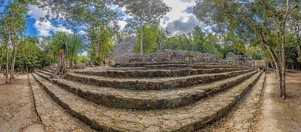 Yucatan Yarımadası 'ndaki Meksika İnka şehri Coba' da gün ışığında tarihi bir piramidin resmi.