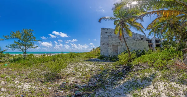 Immagine Complesso Alberghiero Distrutto Ricoperto Vegetazione Lasciato Stesso Una Spiaggia — Foto Stock