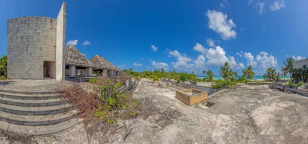 Изображение Разрушенного Заросшего Оставленного Себе Гостиничного Комплекса Тропическом Пляже Течение — стоковое фото