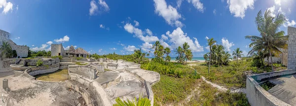 Изображение Разрушенного Заросшего Оставленного Себе Гостиничного Комплекса Тропическом Пляже Течение — стоковое фото