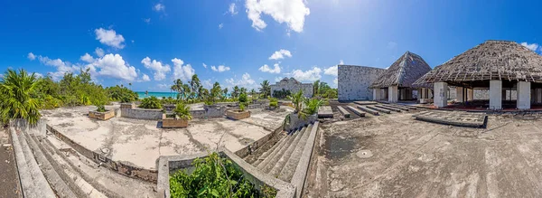 Immagine Complesso Alberghiero Distrutto Ricoperto Vegetazione Lasciato Stesso Una Spiaggia — Foto Stock