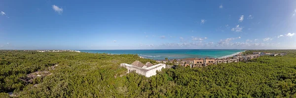 Imagen Complejo Hotelero Destruido Cubierto Abandonado Mismo Una Playa Tropical — Foto de Stock