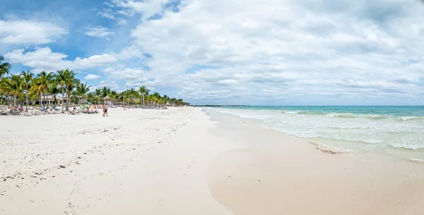 日中は太陽と青い空と水から撮影熱帯のビーチのパノラマ — ストック写真