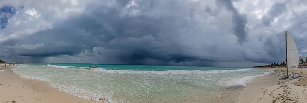 昼間のメキシコ湾沿岸沖の接近する雷雨のパノラマ画像 — ストック写真