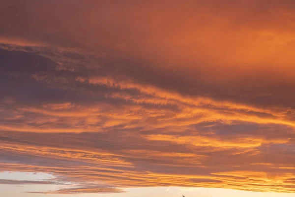 Narancs Ragyogó Felhő Kialakulása Nyári Naplemente — Stock Fotó
