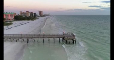 Florida Clearwater plajı üzerinde uçuş. Baharın kırmızı akşamı günbatımında. 