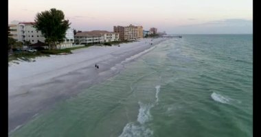 Florida Clearwater plajı üzerinde uçuş. Baharın kırmızı akşamı günbatımında. 