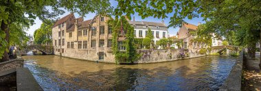 Yazın, Belçika 'nın tarihi Bruges şehrinden şehir manzarası