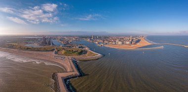 Sabahleyin açık gökyüzüyle Belçika 'nın Oostende şehrinin liman ve ufuk çizgisi üzerinde insansız hava aracı panoraması