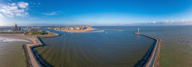 Sabahleyin açık gökyüzüyle Belçika 'nın Oostende şehrinin liman ve ufuk çizgisi üzerinde insansız hava aracı panoraması