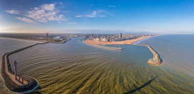 Sabahleyin açık gökyüzüyle Belçika 'nın Oostende şehrinin liman ve ufuk çizgisi üzerinde insansız hava aracı panoraması