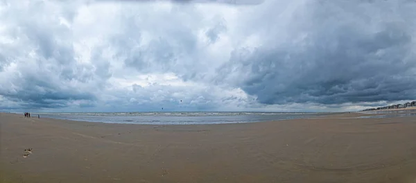 Belçika Nın Middlekerke Sahili Üzerinde Fırtınalı Havalarda Alçak Asılı Yağmur — Stok fotoğraf