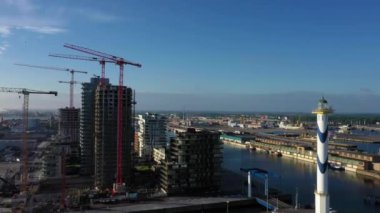 Sabahleyin yükselen güneşin ışığında Belçika liman kenti Oostende 'ye insansız hava aracı uçuşu.