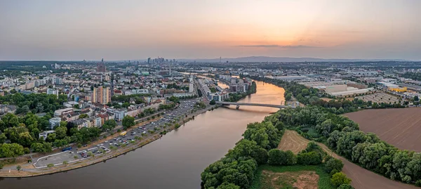 Yaz günbatımında Frankfurt silueti ile ana nehir ve Offenbach limanı üzerinde insansız hava aracı panoraması
