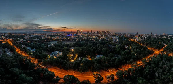 Панорама Беспилотника Над Франкфуртом Майне Светящемся Вечернем Красном Над Горами — стоковое фото