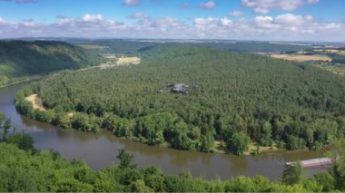 İHA 'nın gündüz vakti bulutlu gökyüzü ile Urphar' ın ana döngü üzerinde uçuşu videosu