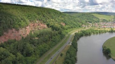 Yaz boyunca şarap köyü Dorfprozelten ile Ana Nehir 'in insansız hava aracı videosu.