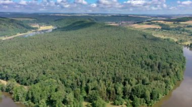 Gün boyunca Baden-Wrtemberg 'de Urphar yakınlarındaki ana döngünün insansız hava aracı videosu.