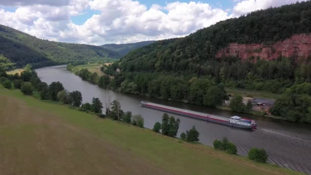 Drone Video Van Het Verplaatsen Van Boot Rivier Main Buurt — Stockvideo