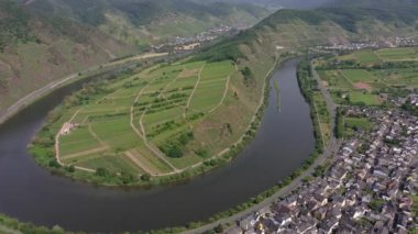 Rhineland-Palatinate 'deki Alman köyü Bremm yakınlarındaki Mosel döngüsünün yaz günü videosu