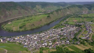 Rhineland-Palatinate 'deki Alman köyü Bremm yakınlarındaki Mosel döngüsünün yaz günü videosu