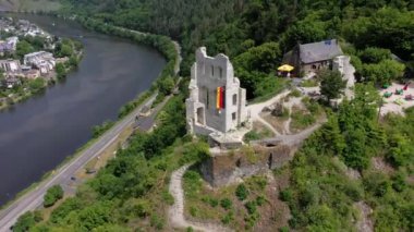 Mosel Nehri ve Rhineland-Palatinate 'deki ünlü Alman şarap kasabası Traben-Trarbach' ın yaz günü videosu
