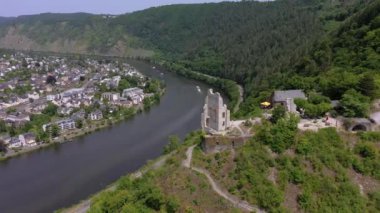 Mosel Nehri ve Rhineland-Palatinate 'deki ünlü Alman şarap kasabası Traben-Trarbach' ın yaz günü videosu