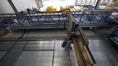 Modern, tam otomatik ön döküm beton üretim tesisinde çalışan kepenk indiren bir robotun videosu.