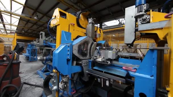 Відео Робот Зварювальник Дії Сучасному Повністю Автоматизованому Заводі Виробництва Бетону — стокове відео