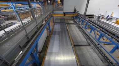 Modern, tam otomatik ön döküm beton üretim tesisinde çalışan kepenk indiren bir robotun videosu.