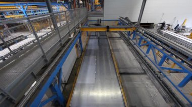 Modern, tam otomatik ön döküm beton üretim tesisinde çalışan kepenk indiren bir robotun videosu.