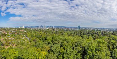 Frankfurt gökdeleninin panoramik görüntüsü yazın Goethe kulesinden alınmıştır.
