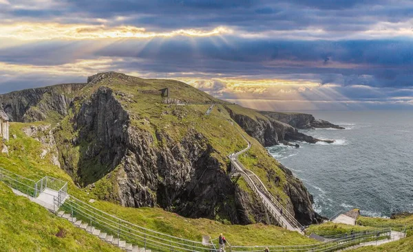 Shot Mizen Head Bridge Ireland Dramatic Sky Sun Rays Daytime — 图库照片