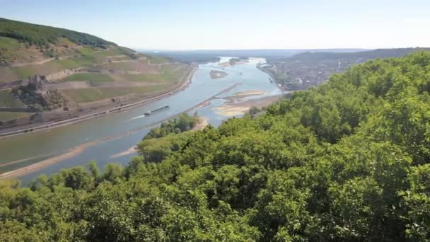 2022年炎炎夏日 在宾根的低水位下拍摄的莱茵河无人驾驶电影 — 图库视频影像