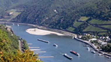 2022 'nin sıcak yazında, alçak su sırasında Assmannshausen' deki Ren nehri filmi.